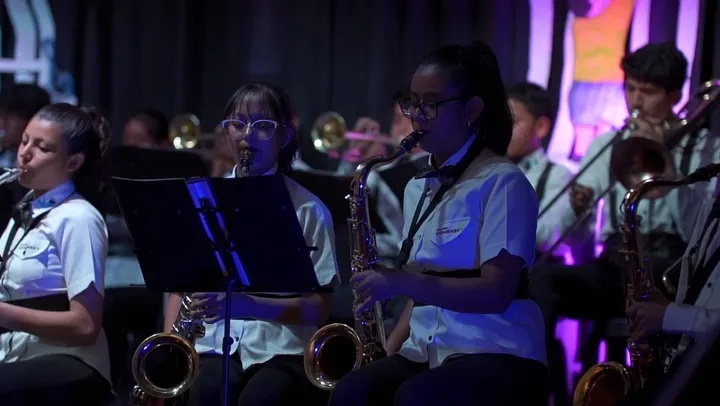 Alumna toca el saxofón con la banda del colegio